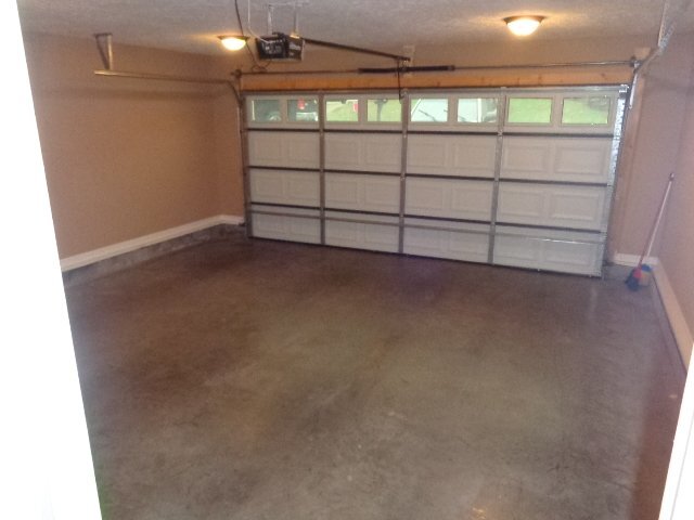 Building Photo - 634 Hidden Valley Dr
