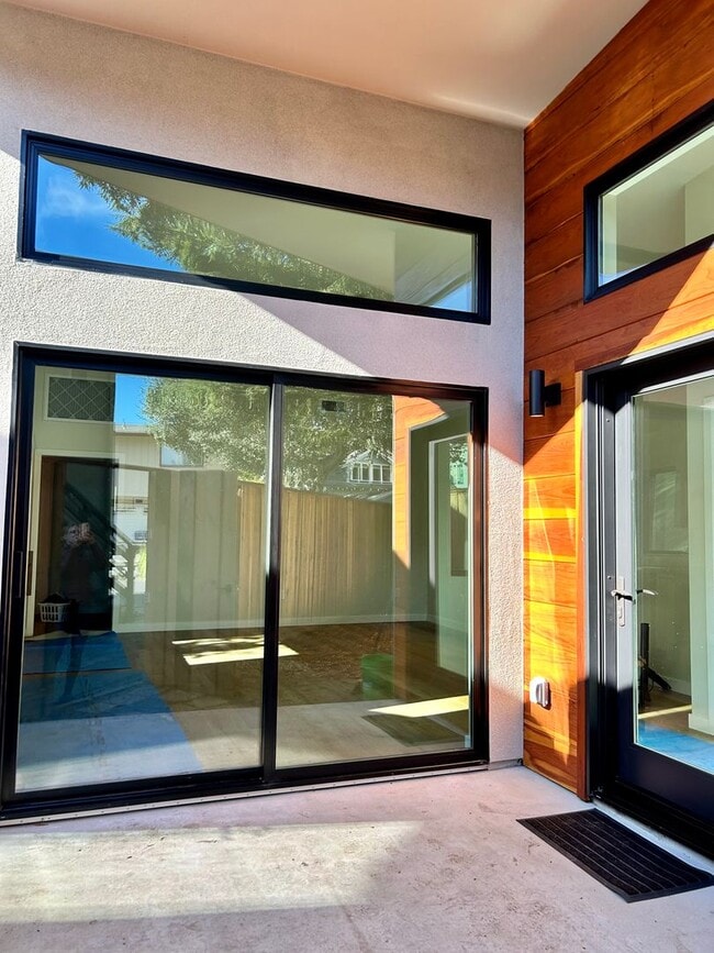 Building Photo - Private, Elegant and Sophisticated Westsid...