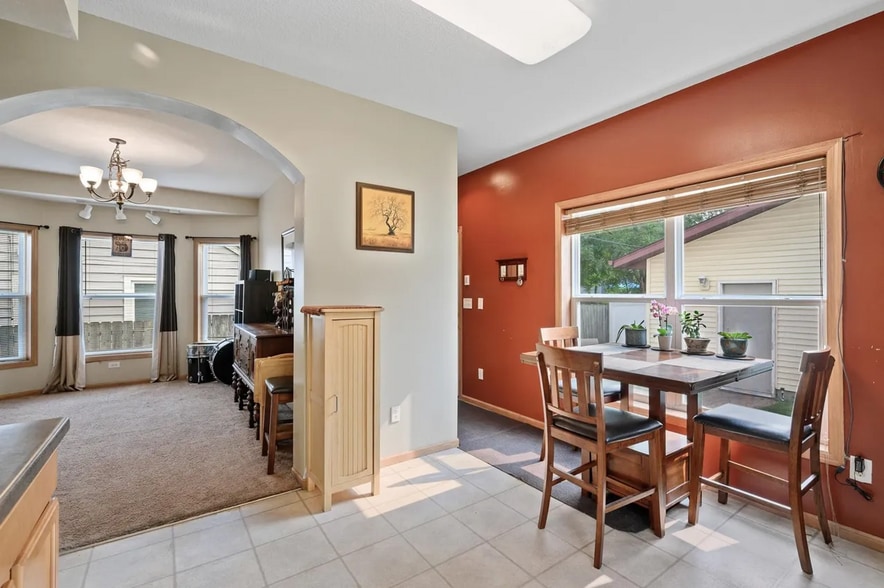 Building Photo - 1600 N Thomas Ave