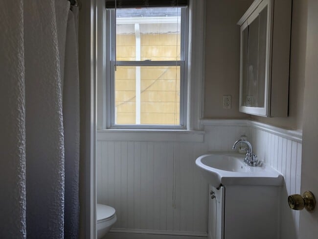 Building Photo - 193 Hillside Ave