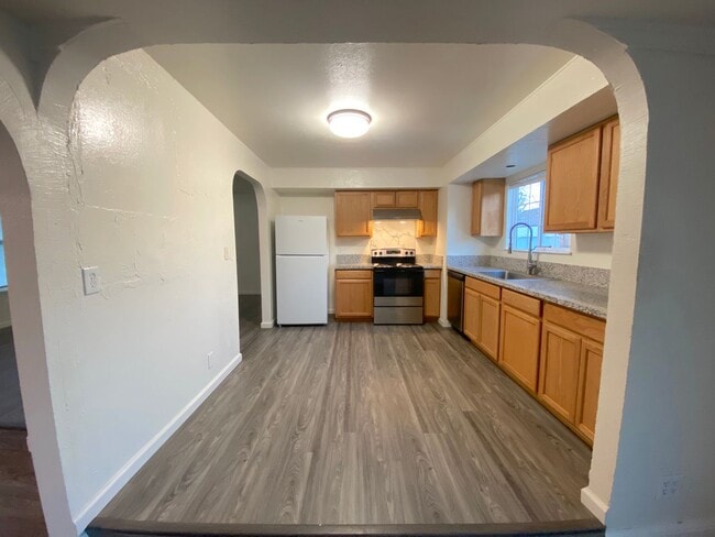 Building Photo - Lovely 3 Bedroom, 2 Bath House - Washer/Dryer, Dishwasher, Long Driveway, Fenced Backyard