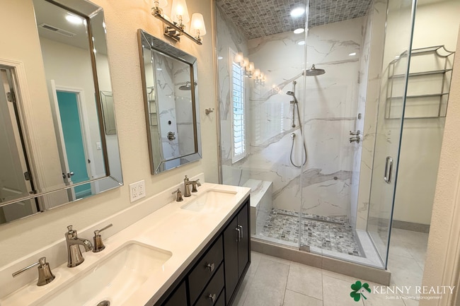 Building Photo - Spacious 3 bedroom, 2.5 Bathroom Condo w/ ...