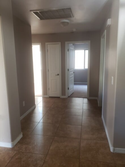 Building Photo - 743 E Wolf Hollow Dr