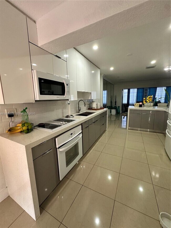 Building Photo - 5010 E 1st Ave