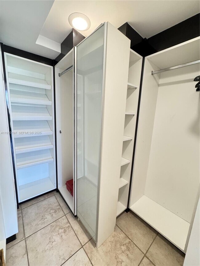 Building Photo - 100 Bayview Dr