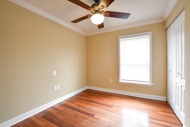 Building Photo - Miriada Condominums - 3 Bed 2 Bath for Ren...