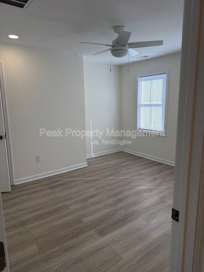 Building Photo - 3016 Parkwood Ave