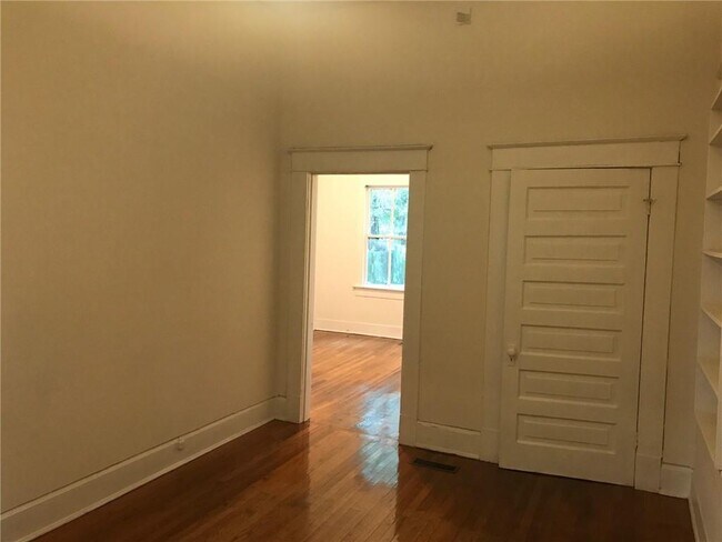 Building Photo - 855 Savannah St