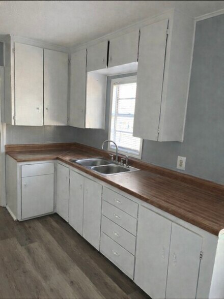 Building Photo - 5330 W 11th Pl