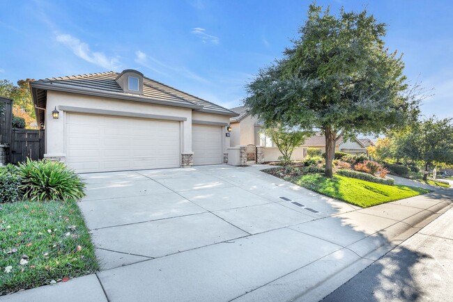 Building Photo - Gorgeous Single Story Home with a Sparklin...