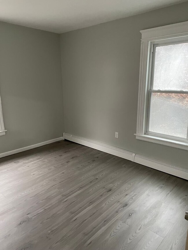 Building Photo - Fully renovated 6 bedroom single family house