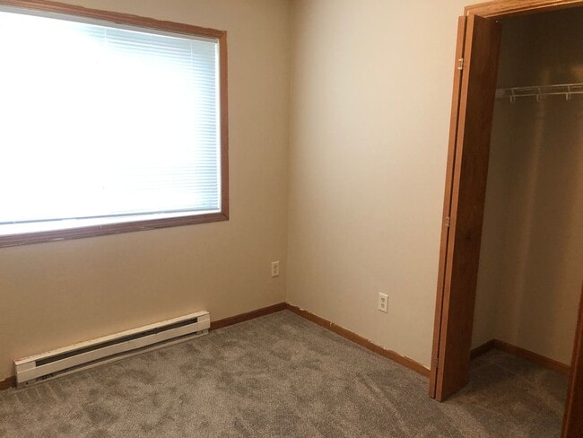 Building Photo - 1030 Knox Ave N