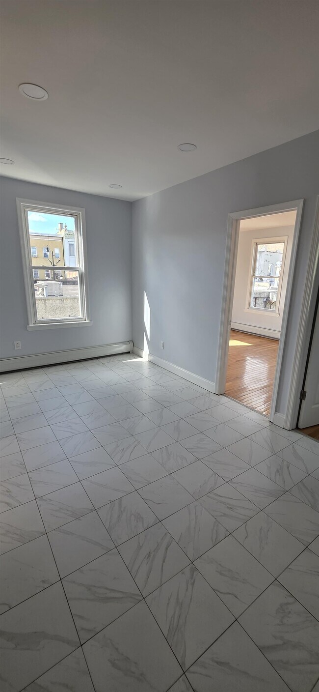 Building Photo - 416 41st St