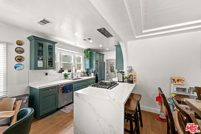 Building Photo - 3871 Roxton Ave