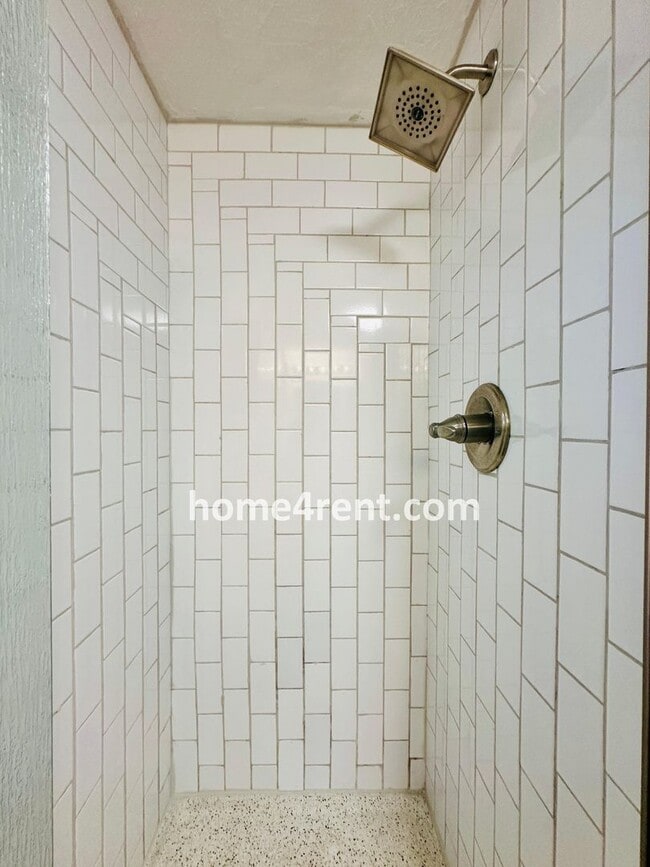 Building Photo - Updated Kitchen w/ Granite Counters, Subway Tile, SS Appliances