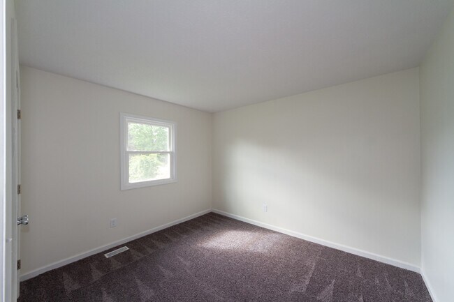 Building Photo - Updated 3 bedroom 1.5 bath home in desirab...