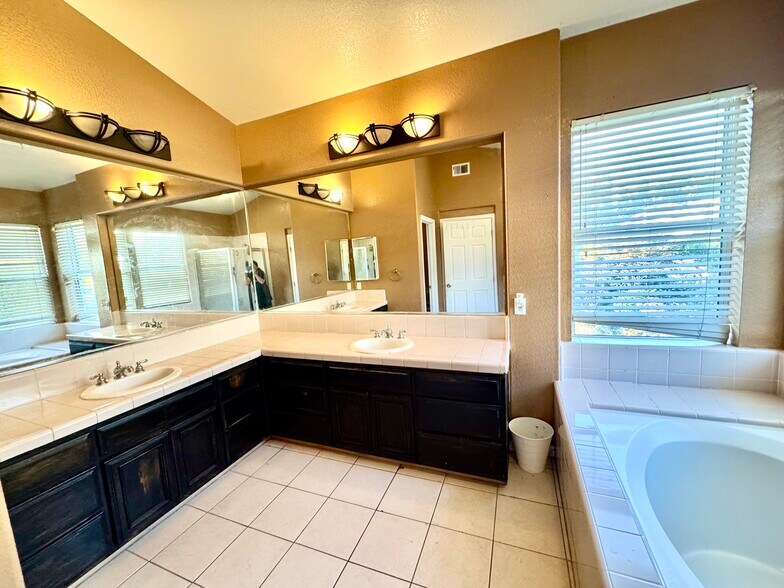 Building Photo - 4030 Bouquet Park Ln