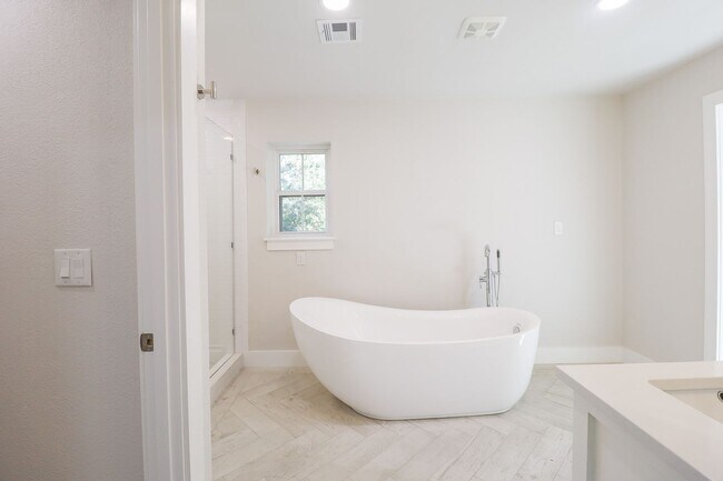 Building Photo - 4 Bed | 3 Bath on Keystone Lake!
