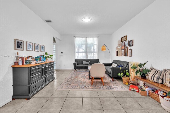 Building Photo - 2927 Bogota Ave