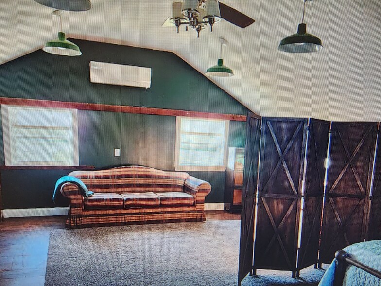 Building Photo - 7049 Lake Ave