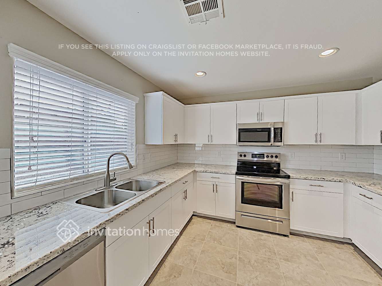 Building Photo - 1425 E Lakeview Dr
