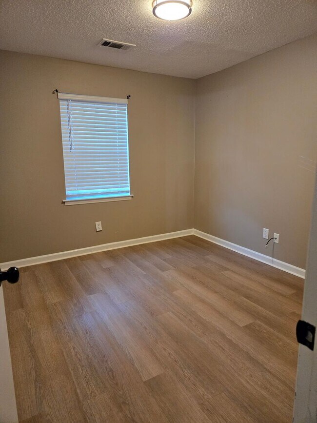 Building Photo - MOVE-IN SPECIAL 1/2 OFF 1ST MONTH'S RENT!!