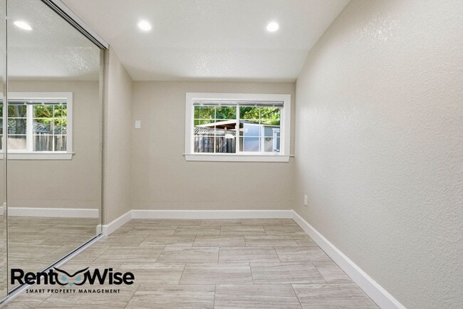 Building Photo - Chestnut Garden Patio Apartments