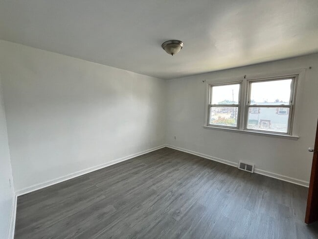 Building Photo - 3 bedroom 1 bath house
