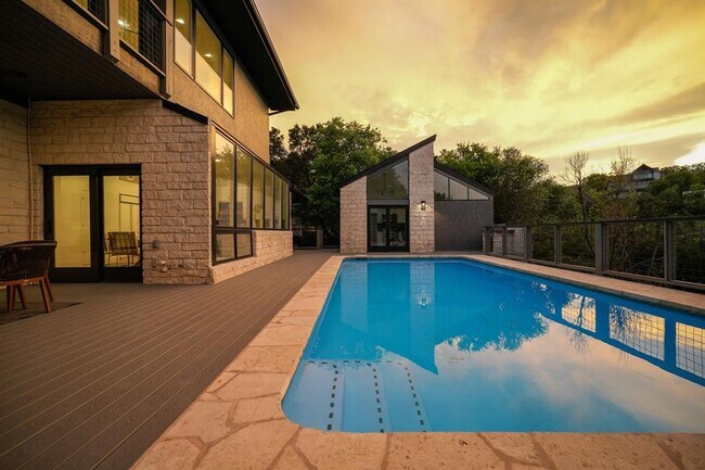 Building Photo - 1716 Bartoncliff Dr