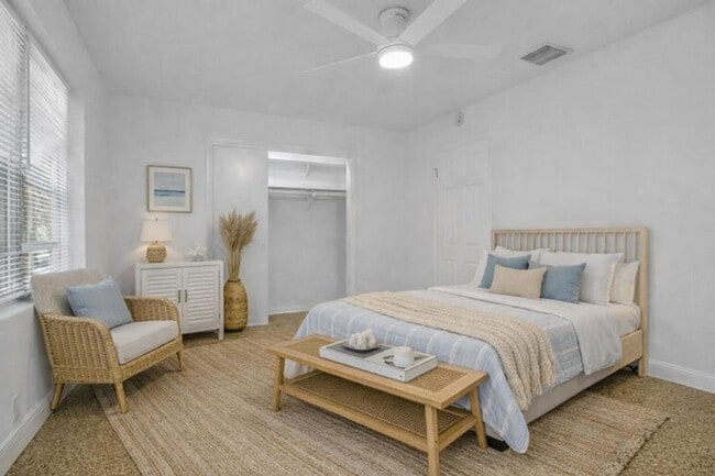 Building Photo - 702 Sunset Dr