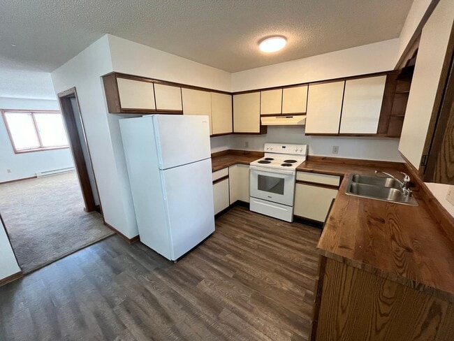 Building Photo - Great Location - 2 Bdrm , 1.5 Baths  - Ava...