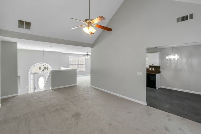 Building Photo - Spacious 4-Bedroom Split Foyer with 3 Bath...