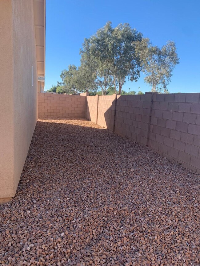 Building Photo - 2430 S Clovis Pl