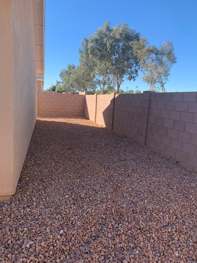 Building Photo - 2453 South Dr