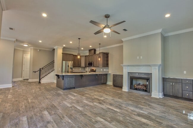 Building Photo - Unbelievable 3 Bedroom 3 Bathroom Upscale Town Home