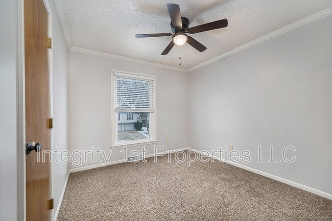 Building Photo - 6410 NW Hilldale Dr