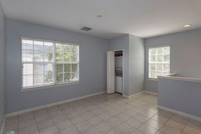 Building Photo - Cozy 1 bedroom/1 bath garage apartment in ...