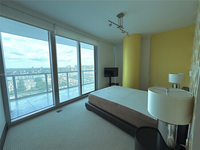 Building Photo - 17001 Collins Ave