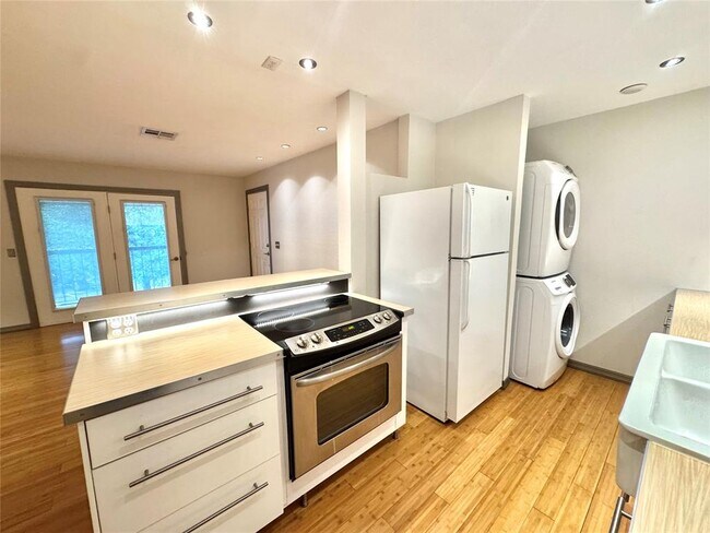 Building Photo - 4400 Hemingway Dr