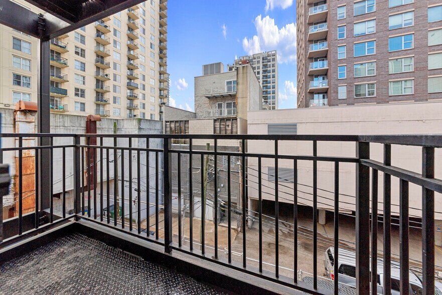 Building Photo - 1221 N La Salle Dr