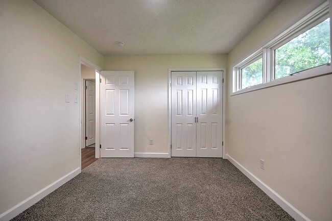 Building Photo - Renovated 3–4 Bedroom Home for Rent | 2,700+ Sq Ft | Bristol TN