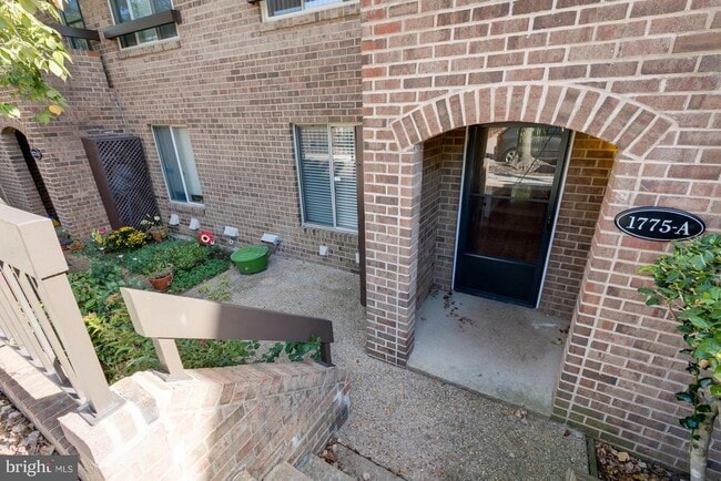 Building Photo - 1775 S Hayes St