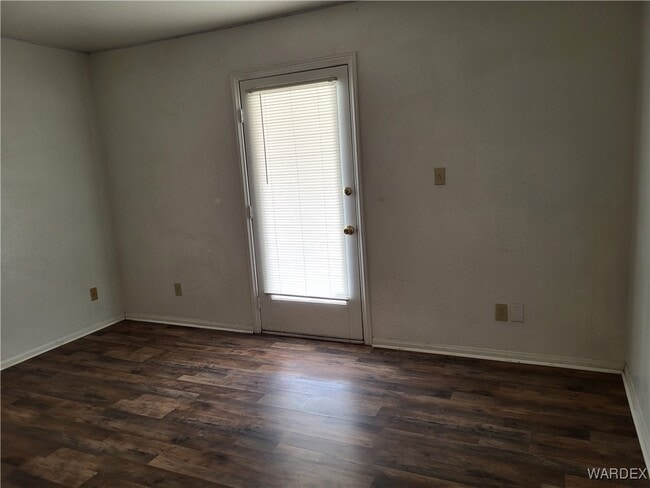 Building Photo - 2864 Country Club Dr