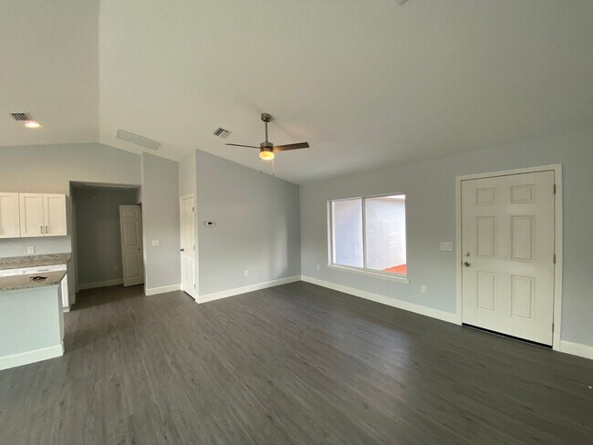 Building Photo - Desirable SW Ocala Neighborhood 3/2/2 **WON'T LAST**