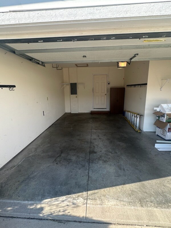 Building Photo - 123 Eagles Pt W