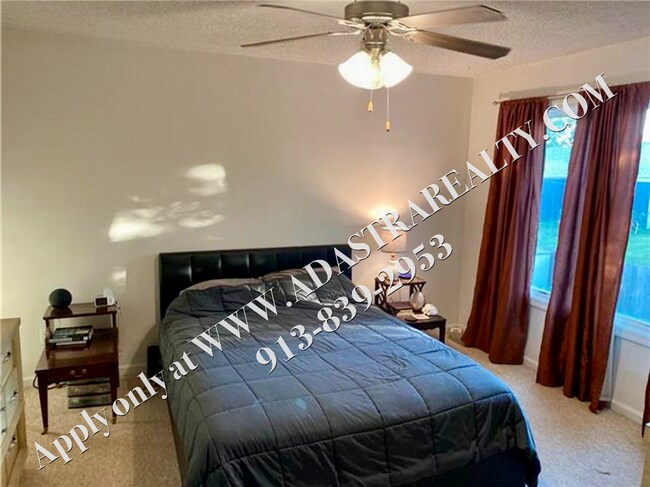 Building Photo - Beautiful 3 Bed 2 Bath Duplex in Lawrence-Available NOW!!