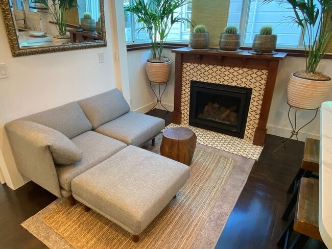 Building Photo - Exquisite top floor 1BD. Fully furnished a...