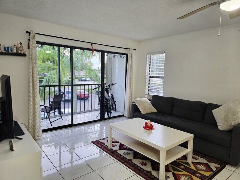 Building Photo - 1102 Green Pine Blvd