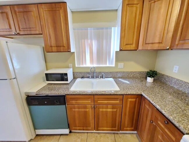 Building Photo - 1275 W 39th St