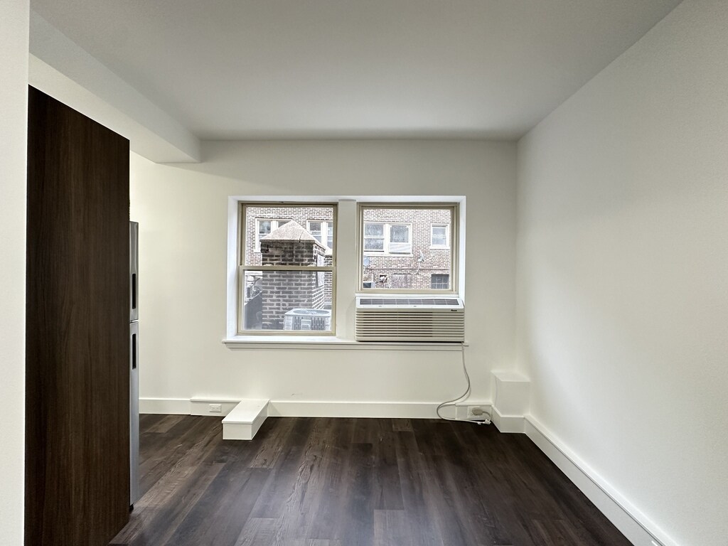 Building Photo - 1555 W Hollywood Ave